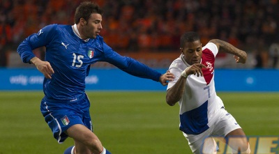 אנדראה ברזאגלי וג´רמיין לנס במדים המוזרים של הולנד (רויטרס)