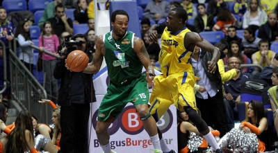 ג&acute;יימס תומאס מול שון ג&acute;יימס. השנה הוא יהיה בכתום (יניב גונן)