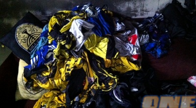 המשרדים השרופים של בית&qout;ר ובהם החולצות מן העבר (גיא בן זיו) המשרדים השרופים של בית&qout;ר ובהם החולצות מן העבר (גיא בן זיו)