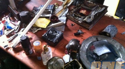 שולחן במשרדי בית&qout;ר לאחר ההצתה (גיא בן זיו) שולחן במשרדי בית&qout;ר לאחר ההצתה (גיא בן זיו)