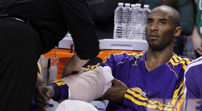 קובי והתחבושת על הספסל (רויטרס) קובי והתחבושת על הספסל (רויטרס)