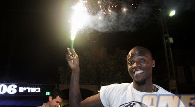 ג´יימס חוגג גביע עם זיקוק צנוע (יניב גונן)