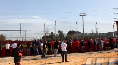 אוהדי הפועל ת&qout;א באימון (יוסי ציפקיס)