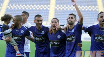 שחקני מכבי פ&qout;ת חוגגים (יניב גונן)