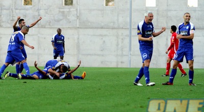 שחקני מכבי פ&qout;ת חוגגים (יניב גונן)