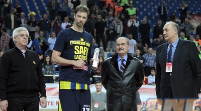 אנדרסן מקבל את גביע ה-MVP אנדרסן מקבל את גביע ה-MVP
