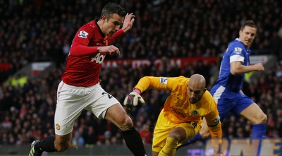 רובין ואן פרסי עובר את טים הווארד (רויטרס)