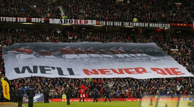 אוהדי מנצ´סטר יונייטד לא שוכחים את הרוגי ההתרסקות ב-1955 (רויטרס)