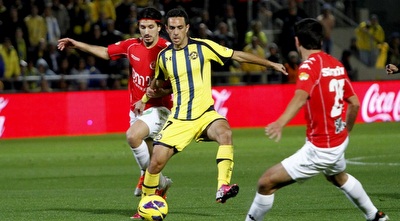 אלמוג כהן לוחץ על ערן זהבי (יוסי ציפקיס) אלמוג כהן לוחץ על ערן זהבי (יוסי ציפקיס)