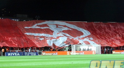 דגל פריסה ענק של אוהדי הפועל ת&qout;א (יניב גונן) דגל פריסה ענק של אוהדי הפועל ת&qout;א (יניב גונן)