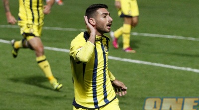 אלירן עטר מסמן לאוהדי מכבי &qout;אני לא שומע&qout; (יוסי ציפקיס) אלירן עטר מסמן לאוהדי מכבי &qout;אני לא שומע&qout; (יוסי ציפקיס)