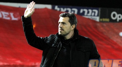 אוסקר כשברקע אוהדי הפועל (יוסי ציפקיס) אוסקר כשברקע אוהדי הפועל (יוסי ציפקיס)