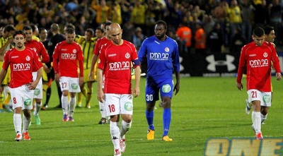 שחקני הפועל. רק תתנו להם לברוח מבלומפילד (יוסי ציפקיס) שחקני הפועל. רק תתנו להם לברוח מבלומפילד (יוסי ציפקיס)