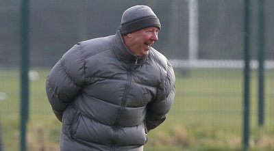 אלכס פרגוסון מחוייך באימון (רויטרס)