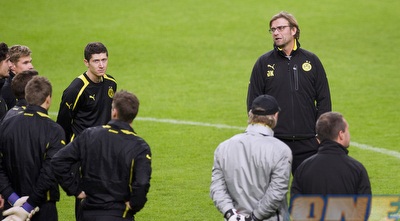 יורגן קלופ וחניכיו באסיפה (רויטרס)