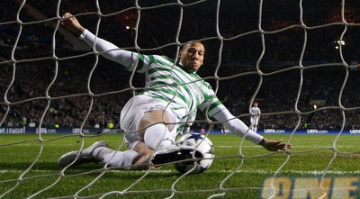 קווין ווילסון מרחיק את הכדור אחרי שעבר את הקו (רויטרס)