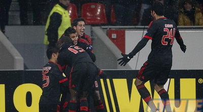 אוסקר קרדוסו חוגג עם חבריו (רויטרס) אוסקר קרדוסו חוגג עם חבריו (רויטרס)