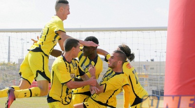 לארי קהינדה חוגג את השער עם חבריו (משה חרמון) לארי קהינדה חוגג את השער עם חבריו (משה חרמון)