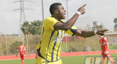 לארי קהינדה חוגג את השער (משה חרמון)