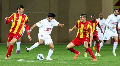 אוהד קדוסי מנסה לברוח מניר ביטון (שי לוי)