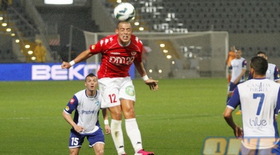 טל בן חיים נוגח לפני אלעד גבאי (יוסי ציפקיס)