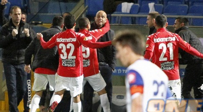 שחקני הפועל חוגגים עם אבוקסיס (יוסי ציפקיס)