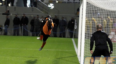 הכדור עף לרשת של עמוס (יוסי ציפקיס)