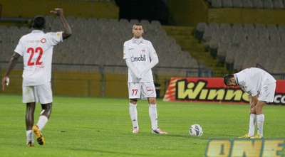 שחקני ב&qout;ש בפוזה מוכרת, ליד עיגול האמצע (משה חרמון)