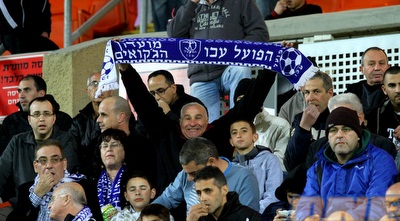 אוהדי הפועל עכו ביציע (שי לוי)