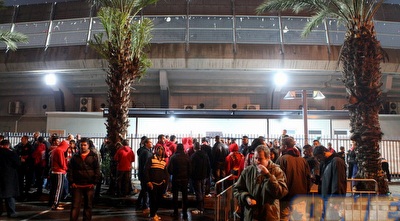 אוהדי הפועל מחוץ לבלומפילד (יוסי ציפקיס)