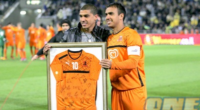 חסן אבו זייד מקבל חולצת הוקרה מפדרו גלבאן (משה חרמון)