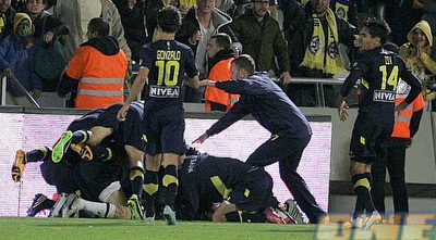 טירוף בבלומפילד. לוגסי מתחת לערימת החוגגים (משה חרמון)