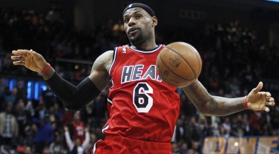 לברון והכדור לא ממש מסתדרים (רויטרס)