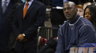 מייקל ג´ורדן צופה בשארלוט מול הבולס (רויטרס) מייקל ג´ורדן צופה בשארלוט מול הבולס (רויטרס)