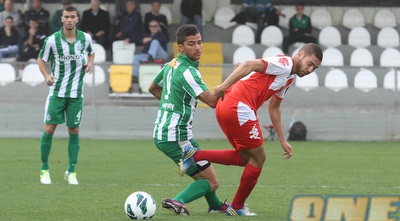 שובל גוזלן נאבק על הכדור עם יוני אוזן (עמית מצפה) שובל גוזלן נאבק על הכדור עם יוני אוזן (עמית מצפה)