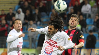 אוהד קדוסי מנסה לנגוח מול רואש (עמית מצפה)