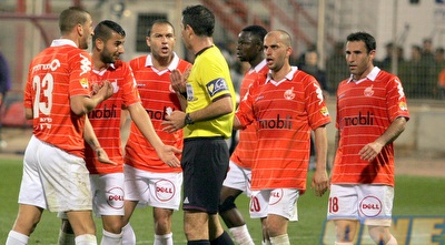 שחקני ב&qout;ש מתווכחים עם שמואלביץ´ (משה חרמון)