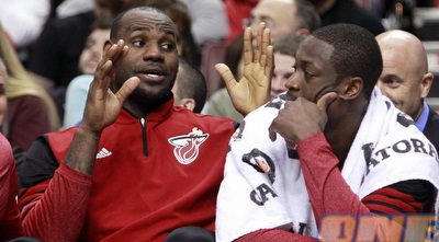 לברון משוחח עם ווייד (רויטרס)