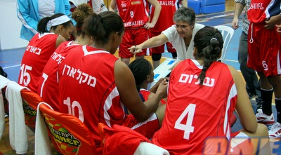 אוסטפלד ושחקניות רמה&qout;ש. זכו לחיזוק (יניב גונן) אוסטפלד ושחקניות רמה&qout;ש. זכו לחיזוק (יניב גונן)