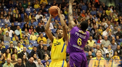 דווין סמית´ עולה לסל מול האסל (חגי ניזרי)