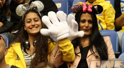 אוהדות מחופשות בהיכל נוקיה (חגי ניזרי)