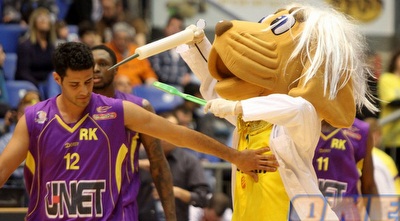 שלומי הרוש וחבר בנוקיה (חגי ניזרי)