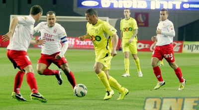 פיראס מוגרבי מנסה לעבור את חאלד חלאילה (משה חרמון)