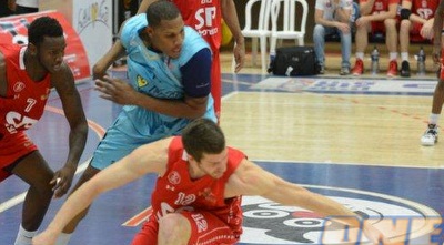 מתן נאור נאבק על הכדור (יאיר שגיא, ynet ספורט) (ONE)