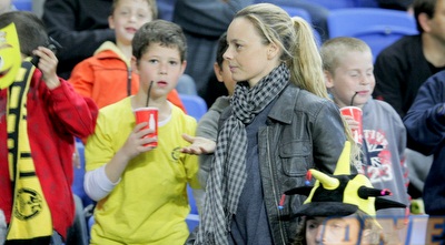 תראו מי באה: יעל בר זוהר ביציעי נתניה. כן, גם הילד מאחוריה מופתע (משה חרמון)