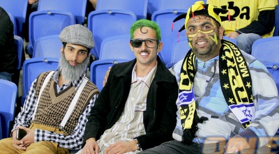 לפחות ביציעים שמח (משה חרמון)