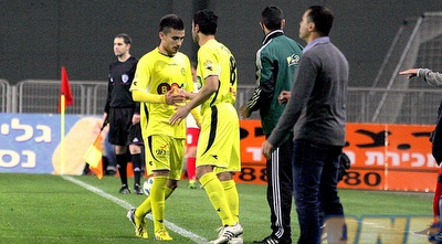 שבחון חטיב. אחד מהם בהרכב (משה חרמון)