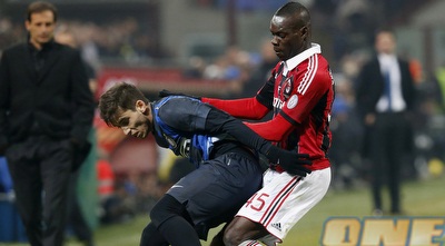 באלוטלי נאבק בריקי אלבארס (רויטרס)