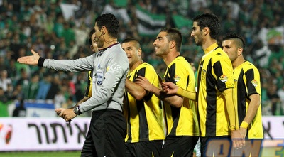 שחקני בית&qout;ר מתווכחים עם אלי חכמון. גם בשבת? (שי לוי)