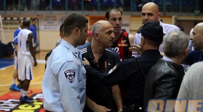 אהרון יעקובי מוקף שוטרים במהלך המהומה (יוסי ציפקיס)